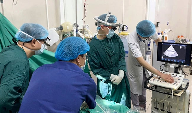 Cuộc 'chạy đua' sinh tử trong đêm, cứu bé gái bị viêm cơ tim tối cấp