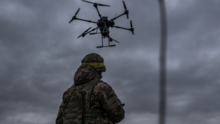 Ukraine phóng UAV tấn công 4 sân bay Nga, hơn 40 máy bay quân sự bị hư hại