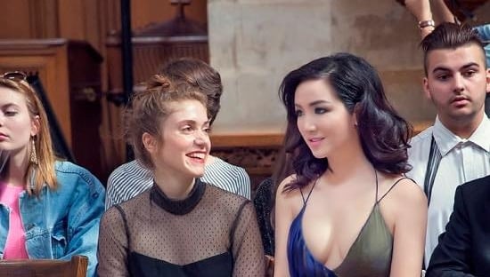 Hoa hậu 'giữ vương miện lâu nhất' là tâm điểm sự kiện thời trang Paris ở tuổi 54