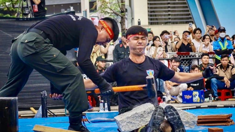 Màn biểu diễn dùng chân phá đá của chiến sĩ công  an khiến người dân phấn khích 