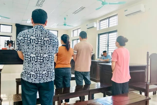 Xuất hiện diễn biến mới vụ buôn bán hàng giả, Hội đồng xét xử yêu cầu niêm phong điện thoại của bị cáo ngay tại toà 