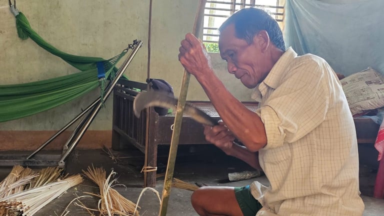 Không cần tha hương, bà con ngôi làng này ở Bình Định vẫn sống tốt nhờ nghề 'cha truyền con nối'
