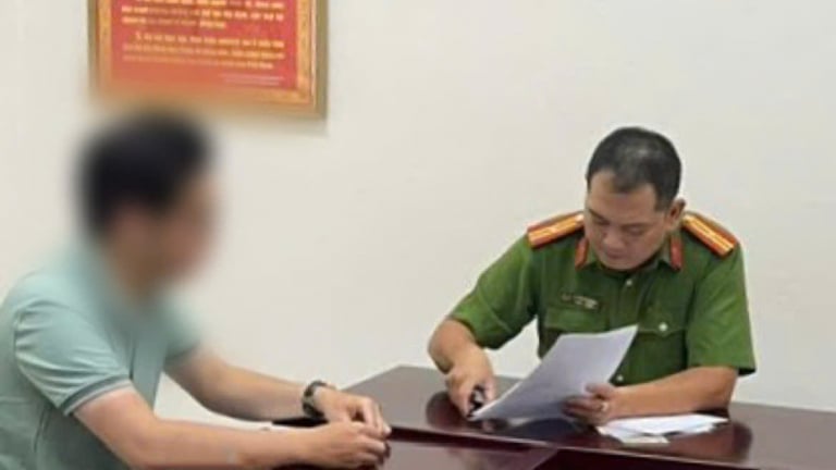 Thanh niên “khỏa thân” đuổi theo cô gái trên đường Hoàng Hoa Thám, Hà Nội
