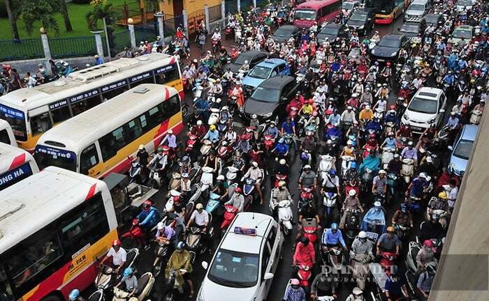 Chủ tịch Hà Nội: Không thể trì hoãn quá lâu việc chuyển đổi xe máy chạy xăng sang xe điện