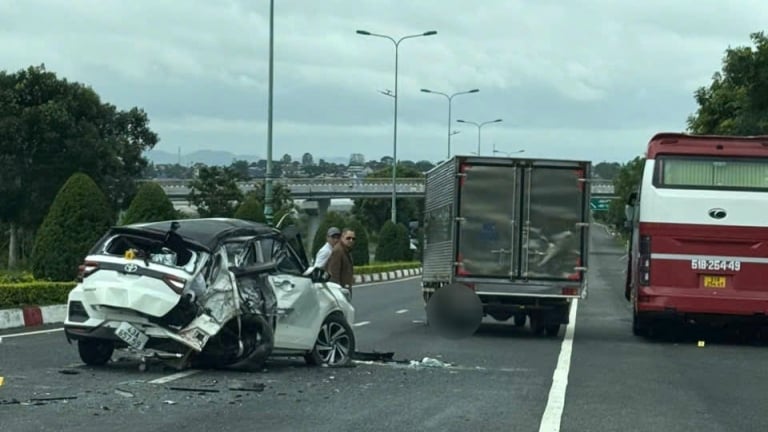 Va chạm với xe khách trên cao tốc Liên Khương - Prenn, xe con biến dạng, 5 người bị thương