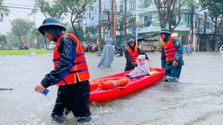 Chống ngập lụt Đà Nẵng, Công ty nào được giao ứng phó ngập úng đô thị; ứng phó, khắc phục sự cố nước thải tràn ra biển?