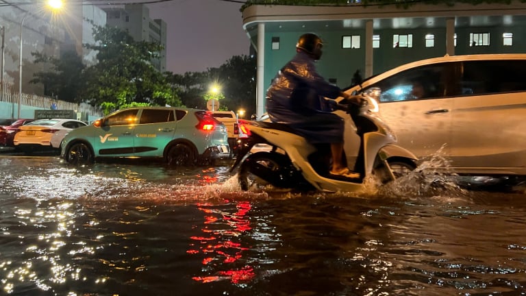 Mưa lớn từ sáng đến tối, nhiều tuyến đường ở Đà Nẵng chìm trong nước