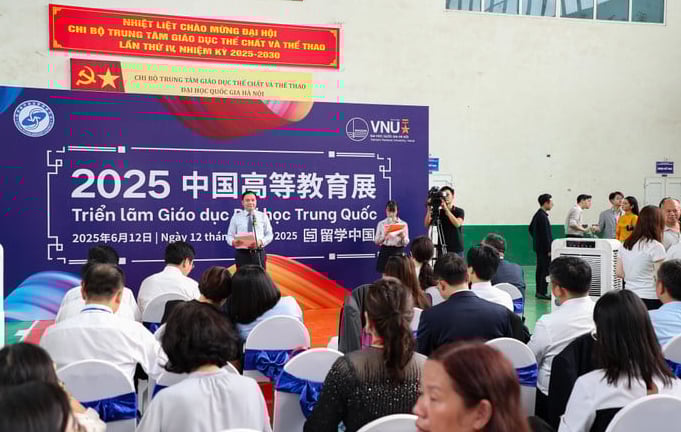 Học sinh, sinh viên hào hứng tham gia phỏng vấn 1-1, tìm cơ hội du học tại Triển lãm Giáo dục Đại học Trung Quốc 2025