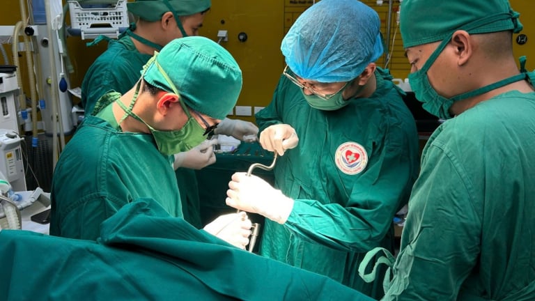 Phẫu thuật sọ não thức tỉnh cho bệnh nhân 75 tuổi
