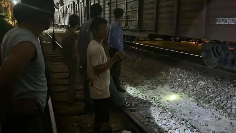 Băng qua đường sắt, 1 phụ nữ bị tàu va chạm tử vong