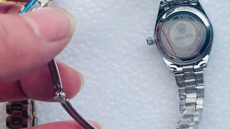 Thu giữ 450 chiếc đồng hồ giả nhãn hiệu Rolex tại cửa khẩu Trà Lĩnh