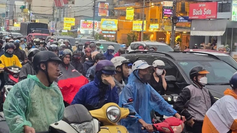 Mưa lớn kéo dài, Cần Thơ ngập sâu, kẹt xe cục bộ nhiều tuyến đường