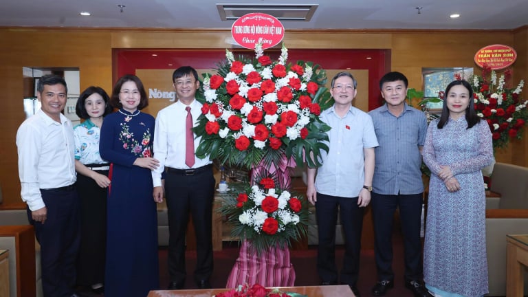 Chủ tịch Hội Nông dân Việt Nam Lương Quốc Đoàn chúc mừng Báo Nông thôn Ngày nay/Dân Việt nhân ngày 21/6 