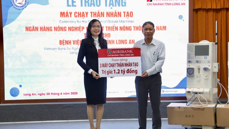Agribank Chi nhánh tỉnh Long An trao tặng 3 máy chạy thận nhân tạo cho bệnh viện đa khoa tỉnh 