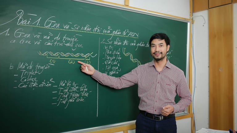 Thầy giáo nổi đình đám ở Hà Nội 'mách' cách ôn thi tốt nghiệp THPT 2025 môn Sinh học đạt điểm cao mơ ước