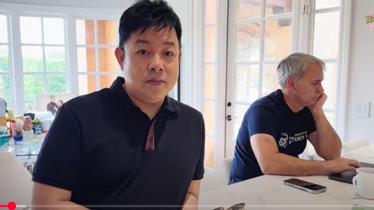 Ca sĩ Quang Lê bị hack điện thoại, chuyên gia công nghệ Gerard Williams giúp nhưng vô phương
