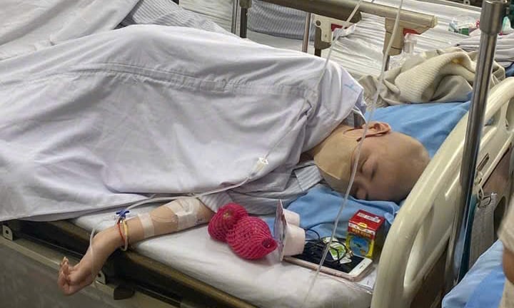 Người mẹ nghẹn ngào xin được chịu đau thay con gái mắc bệnh hiểm nghèo