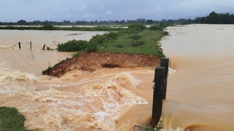 Từ thông tin vỡ đê không chính xác ở Hưng Yên: Khi nào được gọi là 'vỡ đê', cơ quan nào công bố 'vỡ đê'?