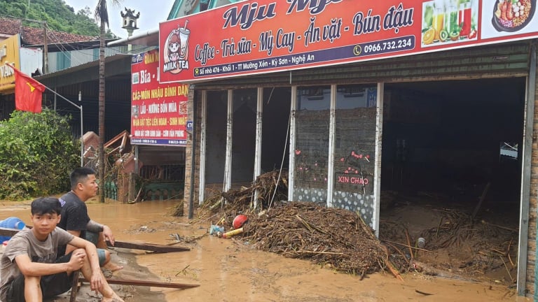 Cận cảnh bản làng miền Tây Nghệ An chìm trong nước lũ, bùn đất, tan hoang sau lũ lịch sử
