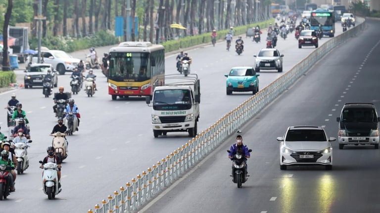Xe ô tô chở hàng được chở người trong trường hợp nào theo quy định hiện hành?