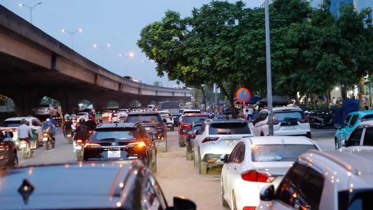 Ô tô dừng đỗ thành hàng 2, hàng 3 chiếm nguyên làn đường huyết mạch Nguyễn Xiển