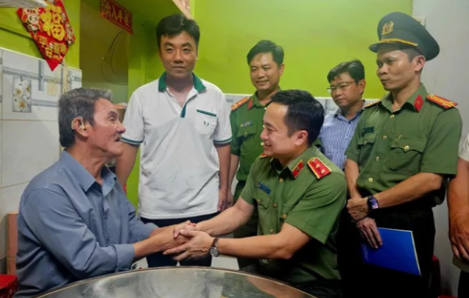 Trung tướng Mai Hoàng thăm, tặng quà các gia đình chính sách tiêu biểu