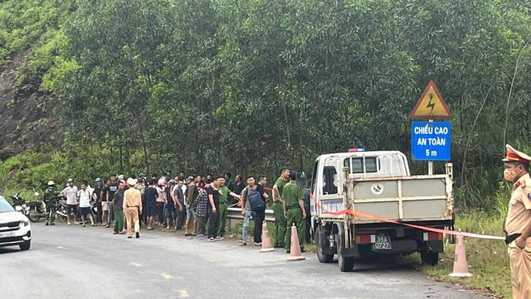 Ngã xe máy gần miệng cống, nam thanh niên bàng hoàng khi phát hiện một thi thể bên cạnh