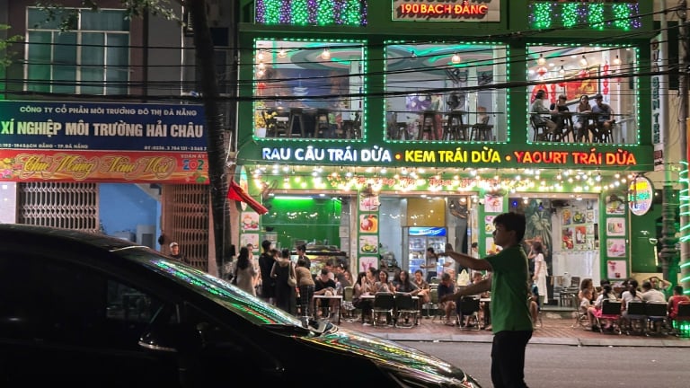 Đà Nẵng: Nhân viên quán ăn tràn ra đường chèo kéo du khách gây phản cảm