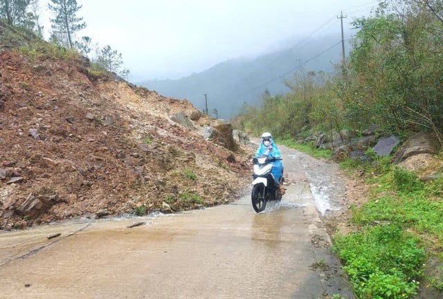 Hàng loạt vị trí trên quốc lộ, tỉnh lộ phía Tây Quảng Ngãi bị đứt gãy, sụt lún