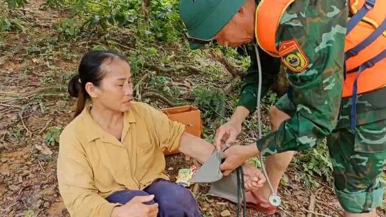 Bị cô lập suốt 6 ngày vì mưa lũ, người phụ nữ ở Nghệ An sống sót nhờ ăn lá rừng cầm hơi