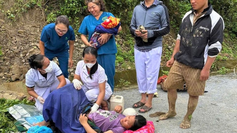 Dìu sản phụ đi bộ 3 tiếng trên cung đường núi sạt lở hiểm trở, đỡ đẻ cho sản phụ ngay trên đường