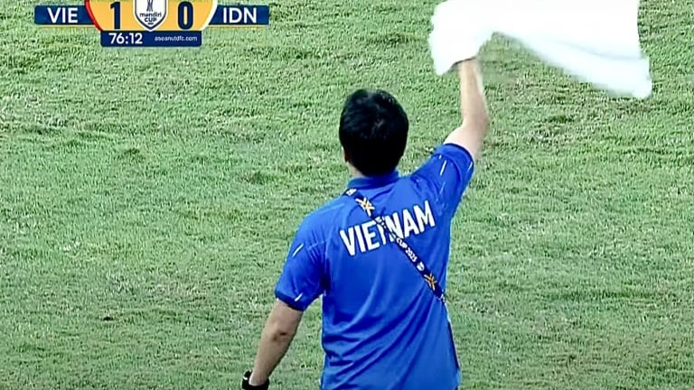 Vì sao trợ lý HLV U23 Việt Nam liên tục vẫy khăn trắng?