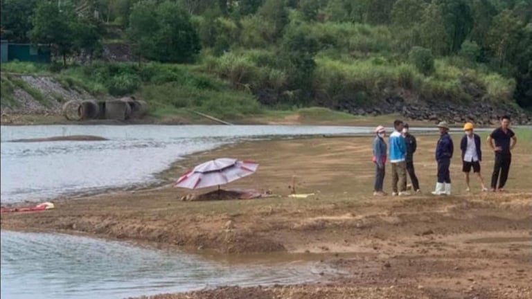 Nghe tiếng kêu cứu, người dân đến nơi tìm thấy thi thể 3 nữ sinh ở hồ Vực Mấu