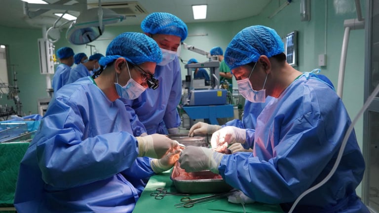Ca ghép thận thứ 12 thành công, cô giáo ở Cà Mau hồi sinh nhờ quả thận của mẹ
