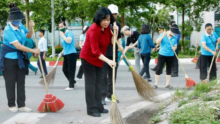 Bí thư và Chủ tịch Hà Nội cùng người dân ra quân tổng vệ sinh môi trường chào mừng Quốc khánh 2/9