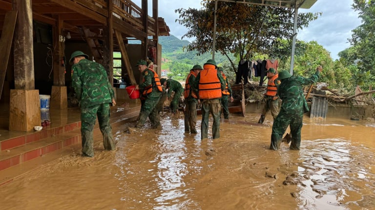 Màu xanh áo lính thắp lên hy vọng nơi vùng lũ sông Mã