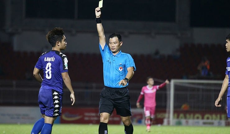 Trọng tài V.League nguy kịch sau bài kiểm tra thể lực ngày 3/8