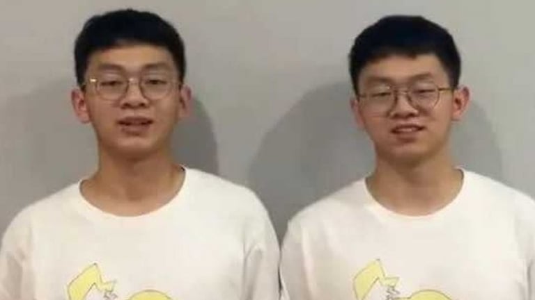 Cặp song sinh cùng đạt 666 điểm trong kỳ thi đại học, đồng điệu đến đáng kinh ngạc