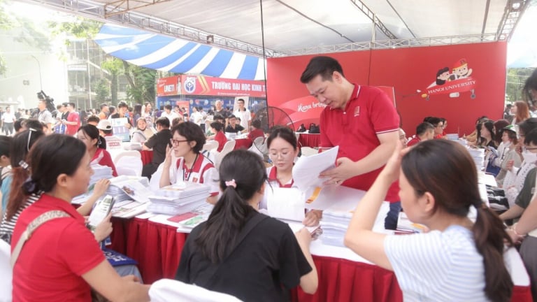 Dự đoán điểm chuẩn đại học năm 2025: 'Tiết lộ' biến động theo ngành so với năm trước