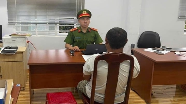 Con rể bị kiểm tra, bố vợ lăng mạ rồi cầm dao đe dọa Cảnh sát Giao thông