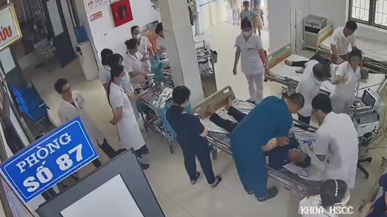 Đang khám bệnh, người đàn ông đột ngột bất tỉnh, 
bác sĩ cấp cứu liên tục trong 45 phút 