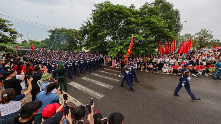 Hình ảnh “Đội quân đi giữa lòng nhân dân” tái hiện ở ngoại thành Hà Nội, sẵn sàng cho nhiệm vụ A80 