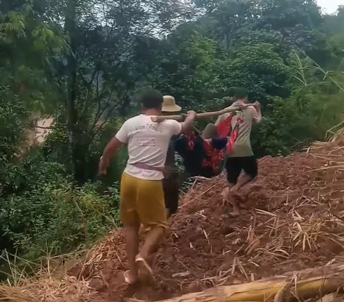 Hành trình 5 giờ, 20km gánh cụ bà 75 tuổi trên võng vượt núi, băng sông đi cấp cứu