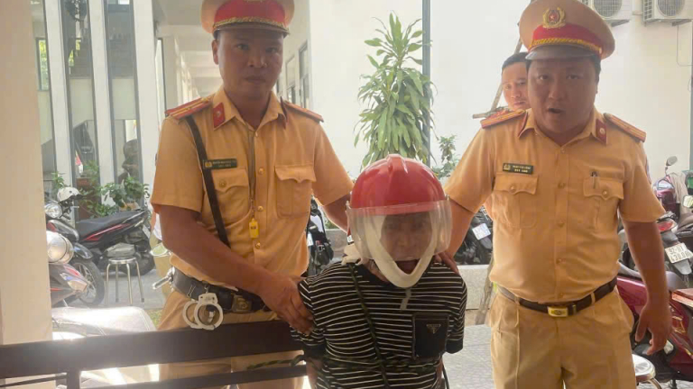 Tài xế Grab ở Đà Nẵng nhanh trí cầu cứu CSGT, thoát khỏi vị khách “ngáo đá”
