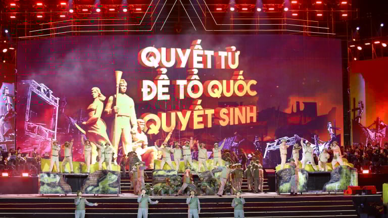 Đại tướng Trịnh Văn Quyết tổng duyệt Chương trình chính luận nghệ thuật “Dưới cờ vinh quang”