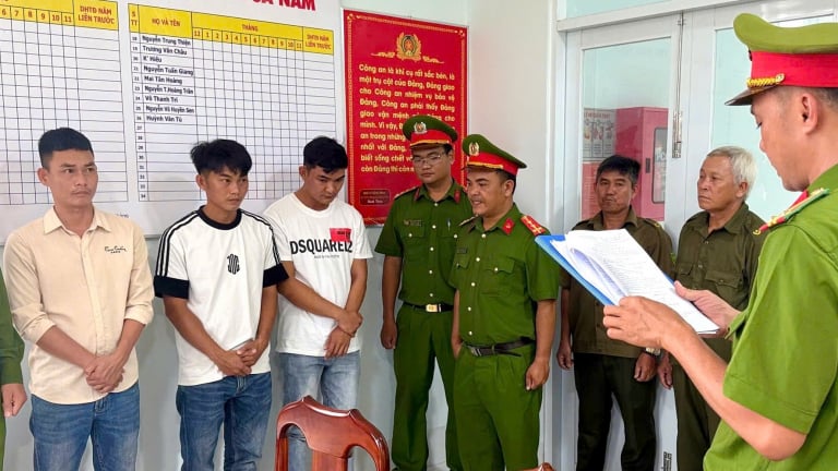 Mâu thuẫn với nữ nhân viên, nhóm côn đồ gọi đồng bọn mang hung khí truy sát cả quán karaoke ở Lâm Đồng

 