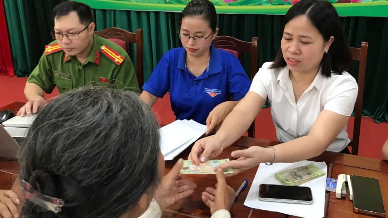 Người dân xã đảo Minh Châu (Hà Nội) hân hoan đón quà Quốc khánh 2/9
