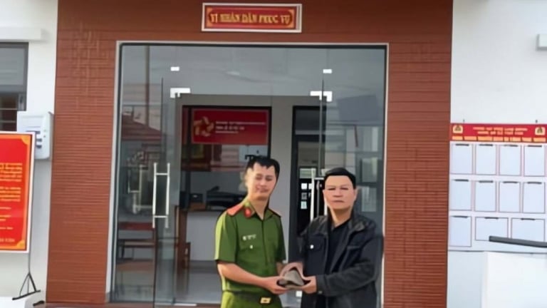 Đi làm rẫy đụng trúng con rùa núi vàng là động vật nguy cấp tuyệt chủng, hai nông dân Lâm Đồng đem về nộp công an