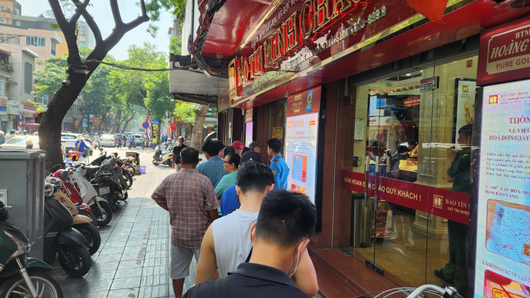 Giá vàng hôm nay mới nhất (4/6) giảm liên tục: Người mua xếp hàng dài, cửa hàng vẫn bán không giới hạn
