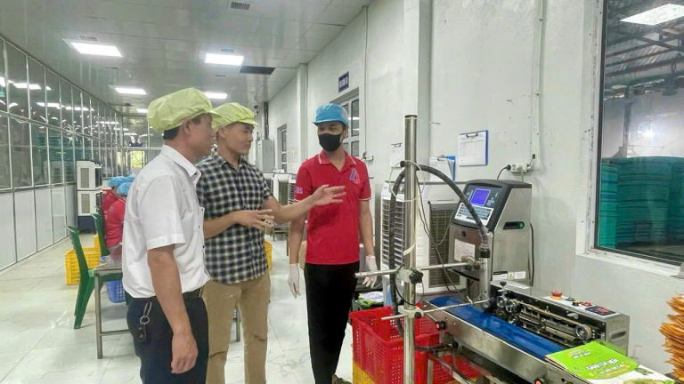 Lập nghiệp với 18 triệu, một nông dân Thanh Hóa 'đúc' thứ bánh hễ thổi gió là bay, ra lò 8 tấn/tháng, ăn nên làm ra